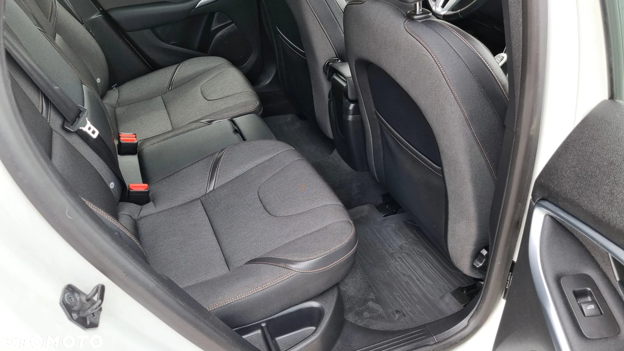 Volvo V40 Cross Country D3 Momentum - 13