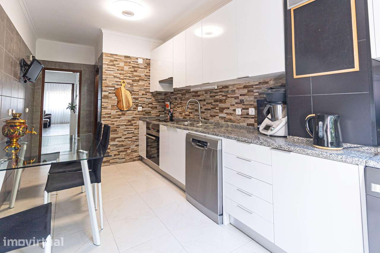 Apartamento T3 na sobreda com possibilidade de aproveitamento do sótão - Grande imagem: 2/48