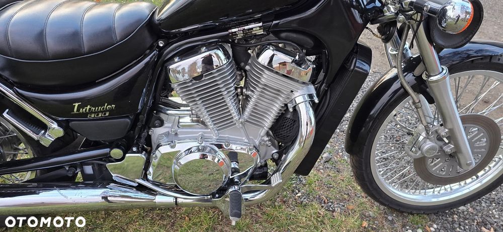 Suzuki Intruder - 13