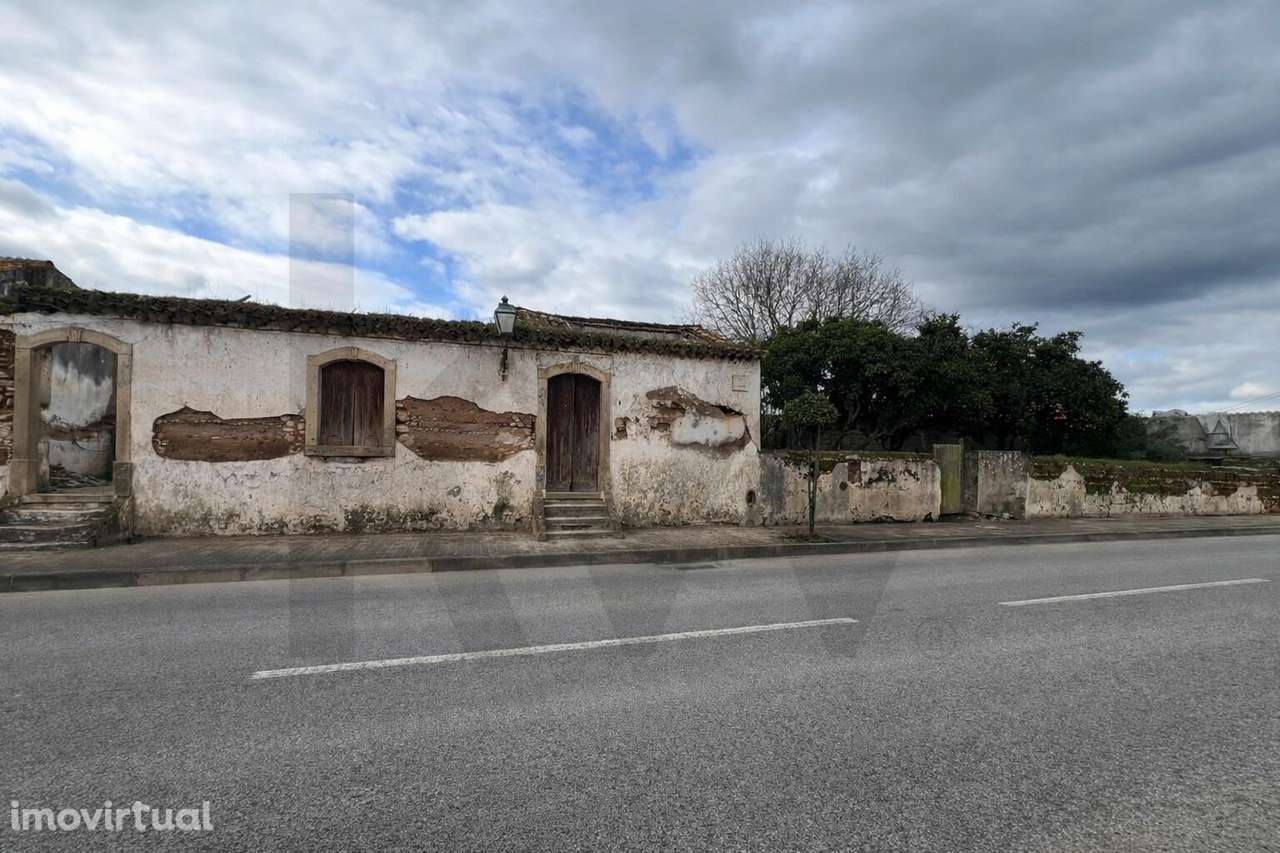 Moradia para recuperação com quintal situado na Azinhaga - Grande imagem: 3/24