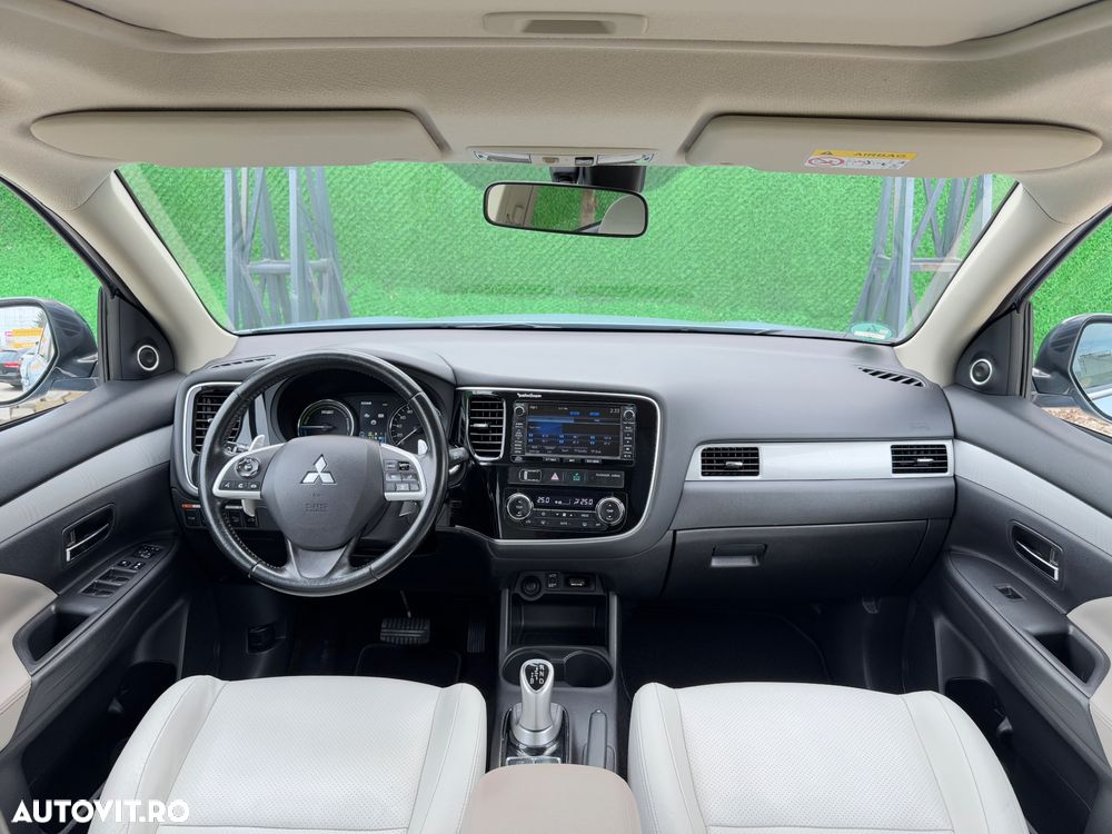 Mitsubishi Outlander 2.0 4WD Top - 9