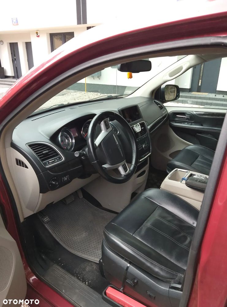 Chrysler Town & Country - 7