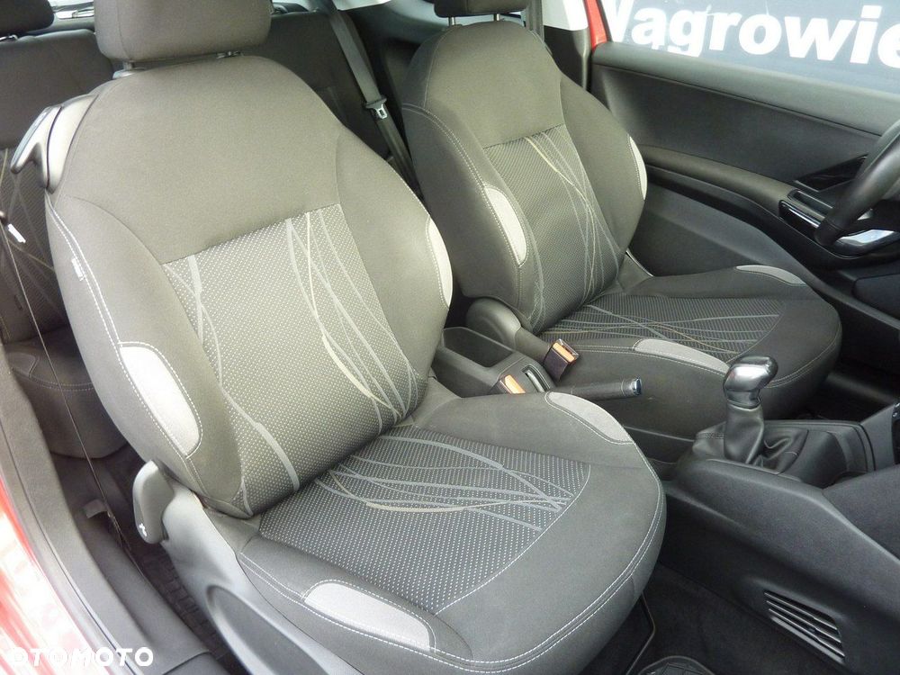 Peugeot 208 - 18