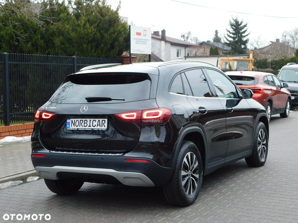 Mercedes-Benz GLA - 4