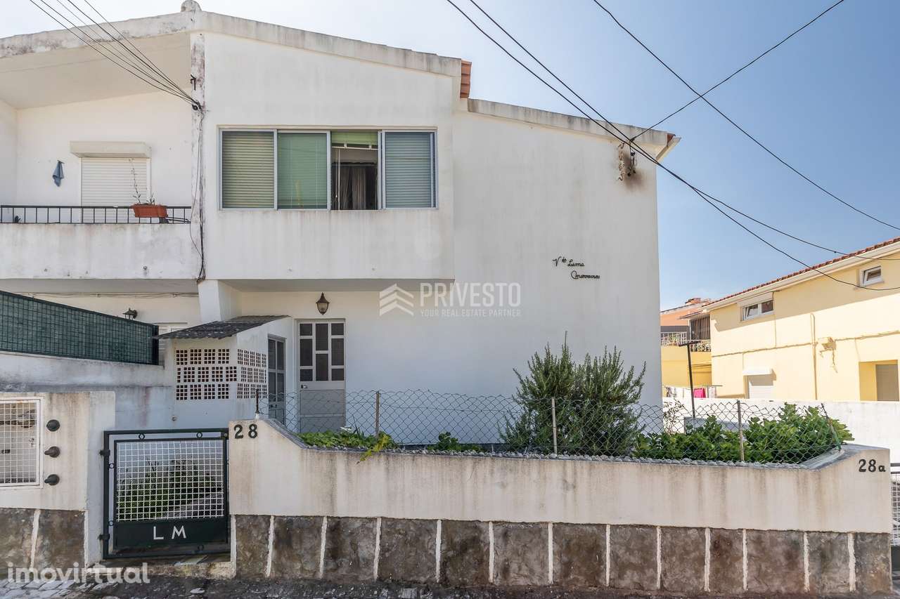 Moradia com 3 frações independentes, terraço e estacionamento em Alvid - Grande imagem: 2/25