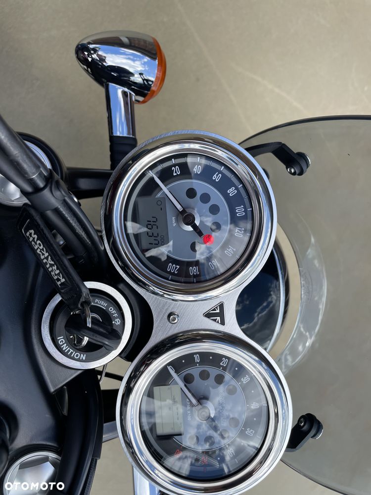 Triumph Bonneville - 16