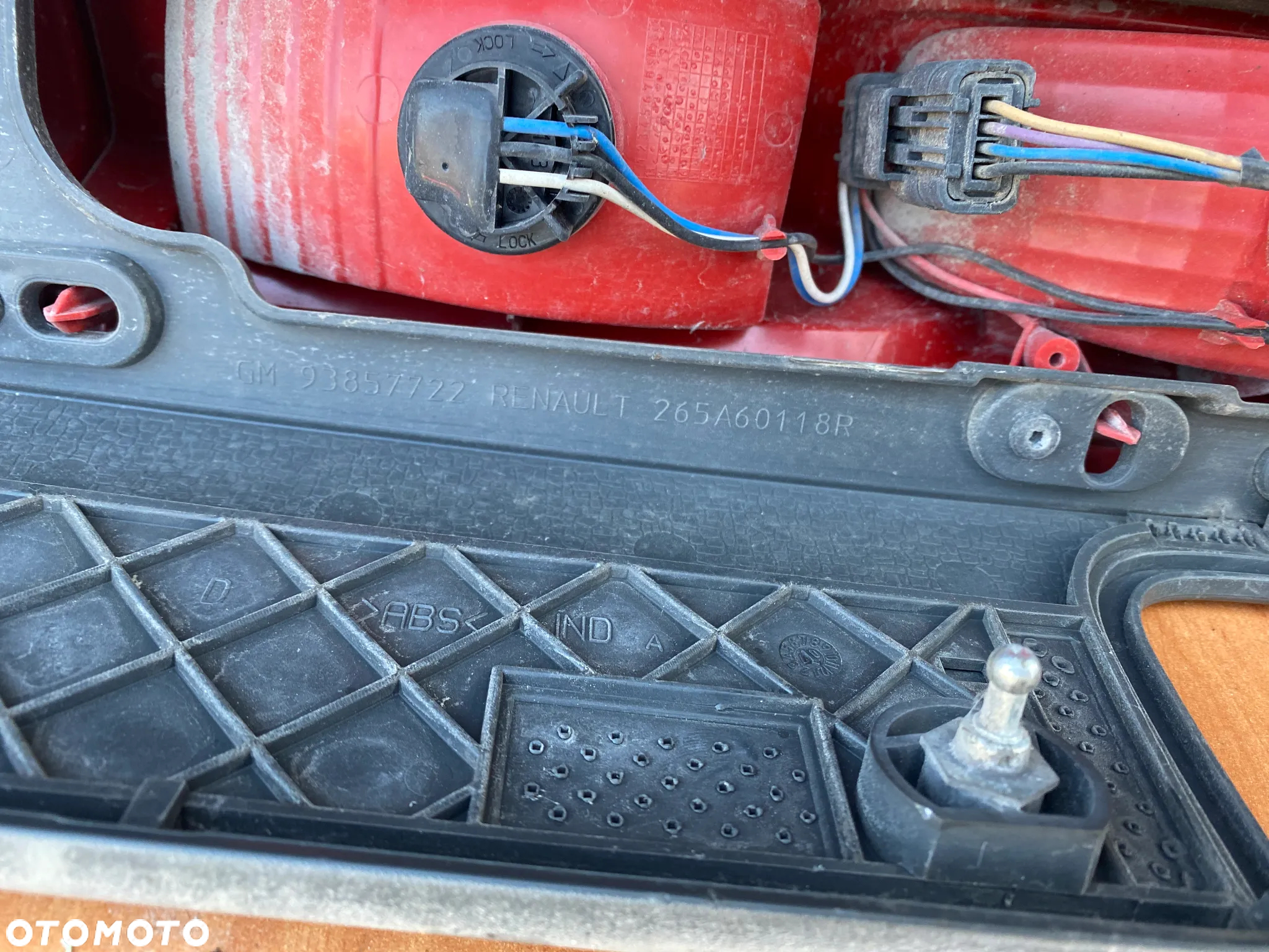 LAMPA TYLNA PRAWA RENAULT TRAFIC II OPEL VIVARO 93857722 - 8
