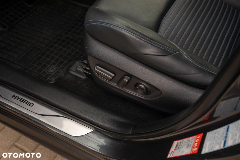 Toyota RAV4 2.5 Hybrid Black Edition by JBL 4x4 - 32