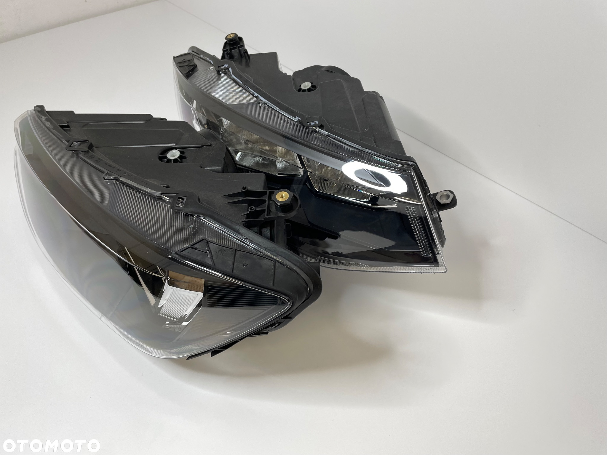 VW CADDY 5 V 2K8 KOMPLET LAMP PRAWA+LEWA ZWYKŁE NOWE 2K8941005C 2K8941006C - 10