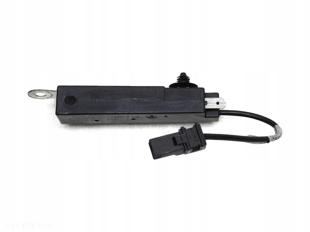 WZMACNIACZ ANTENY MERCEDES W212 A2048702589 - 1