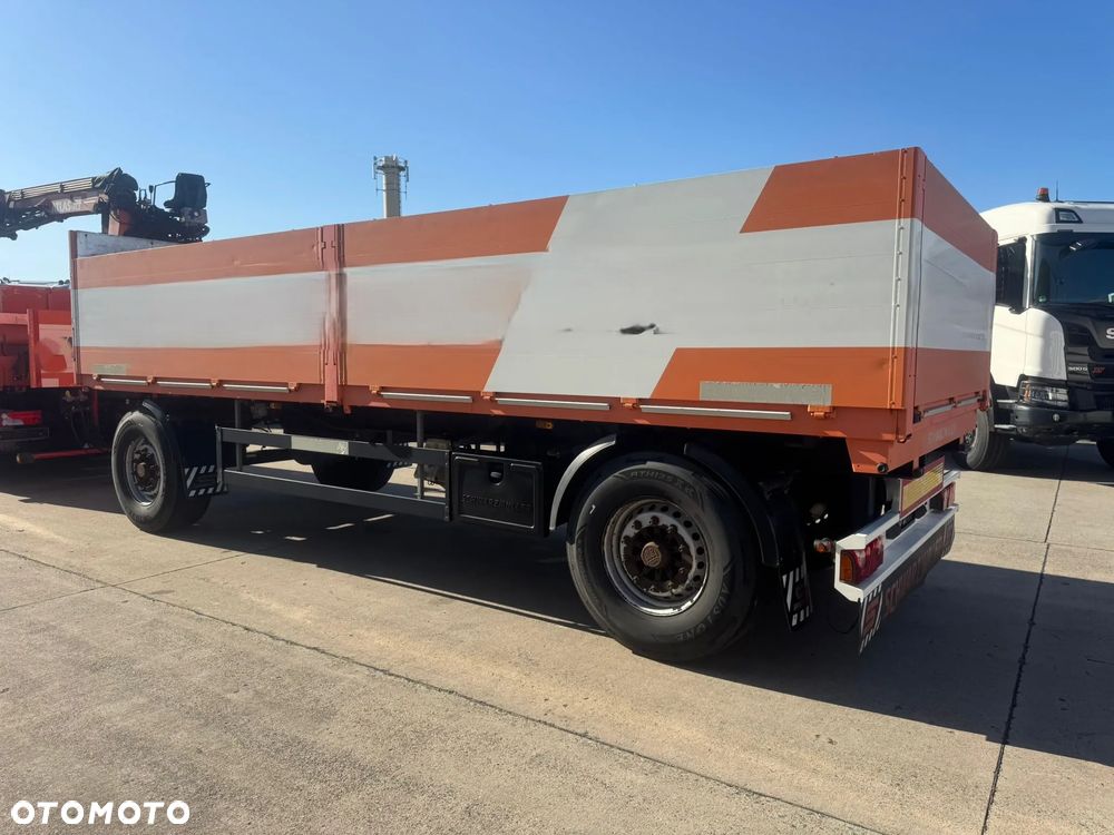 MAN TGX 26.480 • HDS Atlas 145.2 •Oś podnoszona i skrętna 426 tys. km - Zestaw z przyczepą Schwarzmüller Oś przednia – resory piórowe, tylna – pneumatyka • - 38
