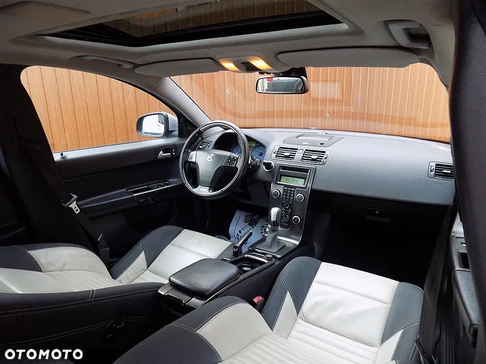 Volvo V50 2.0D R-Design Momentum - 19