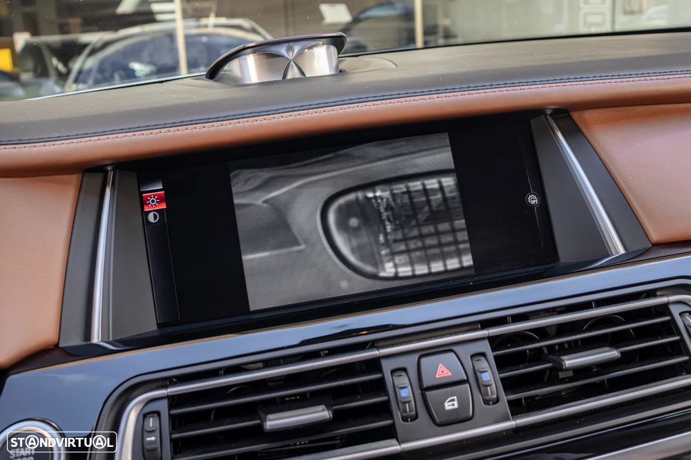 BMW 750 Li xDrive Pack M — fotografia 28