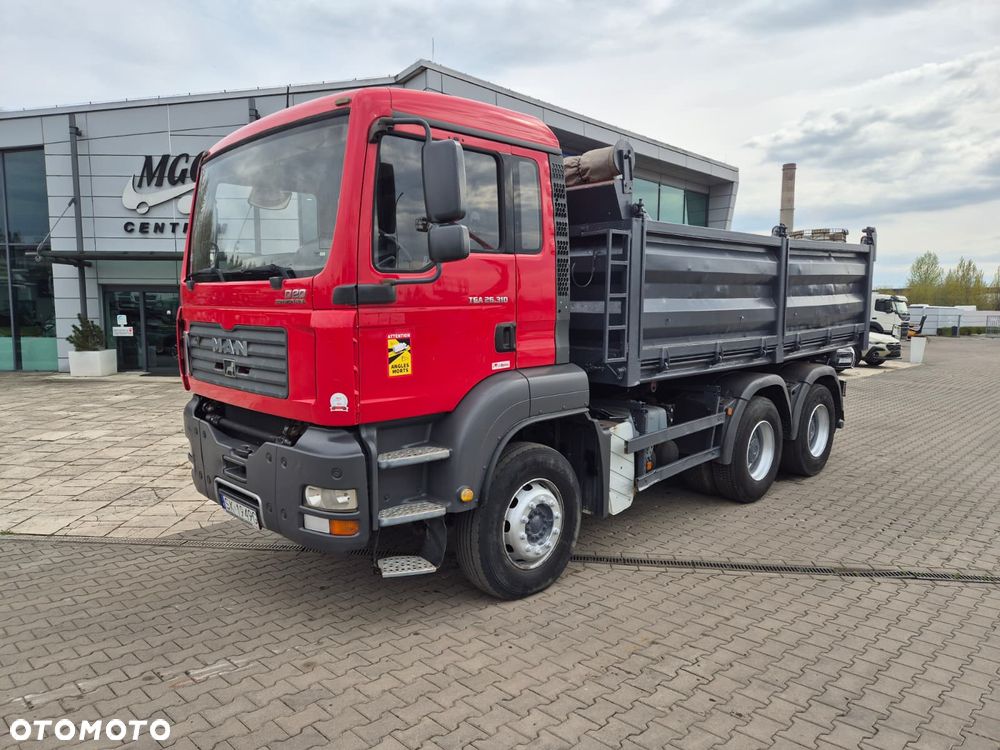 MAN TGA 26.310 6X4 / WYWROTKA / 3 STRONY / MOCNY KIPER / NOWE SPRZĘGŁO / BEZWYPADKOWY / SILNIK D20 / NAJLEPSZA JEDNOSTKA NAPĘDOWA / SERWISOWANY - 1