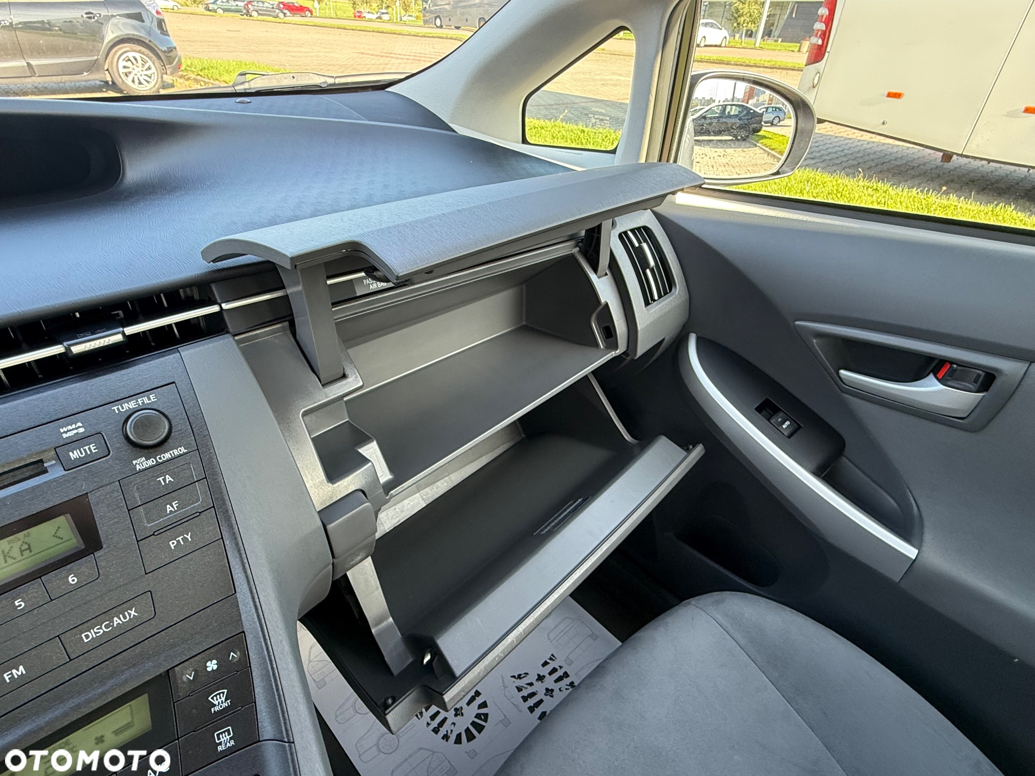 Toyota Prius - 30