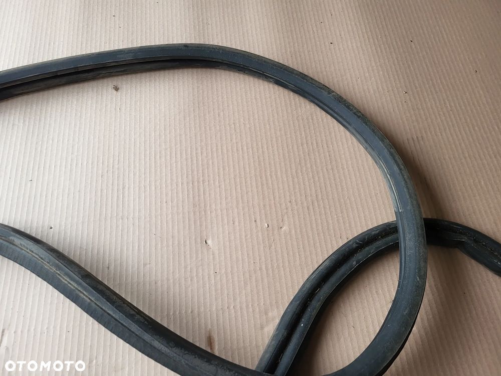 Uszczelka klapy bagażnika Peugeot 3008 I - 5