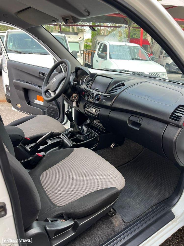 Mitsubishi L200 2.5 DI-D Club Invite AC 3L 4WD - 9