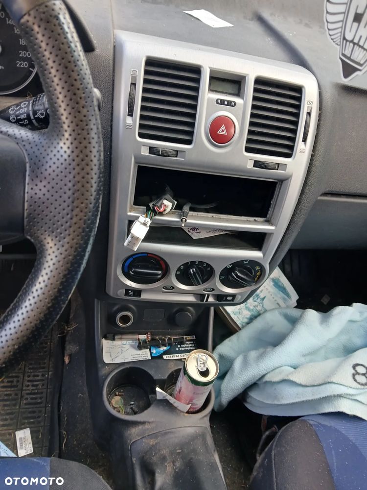 hyundai getz 5S fotel fotele kanapa deska kokpit podsufitka boczek boczki klamka podłokietnik licznik - 5