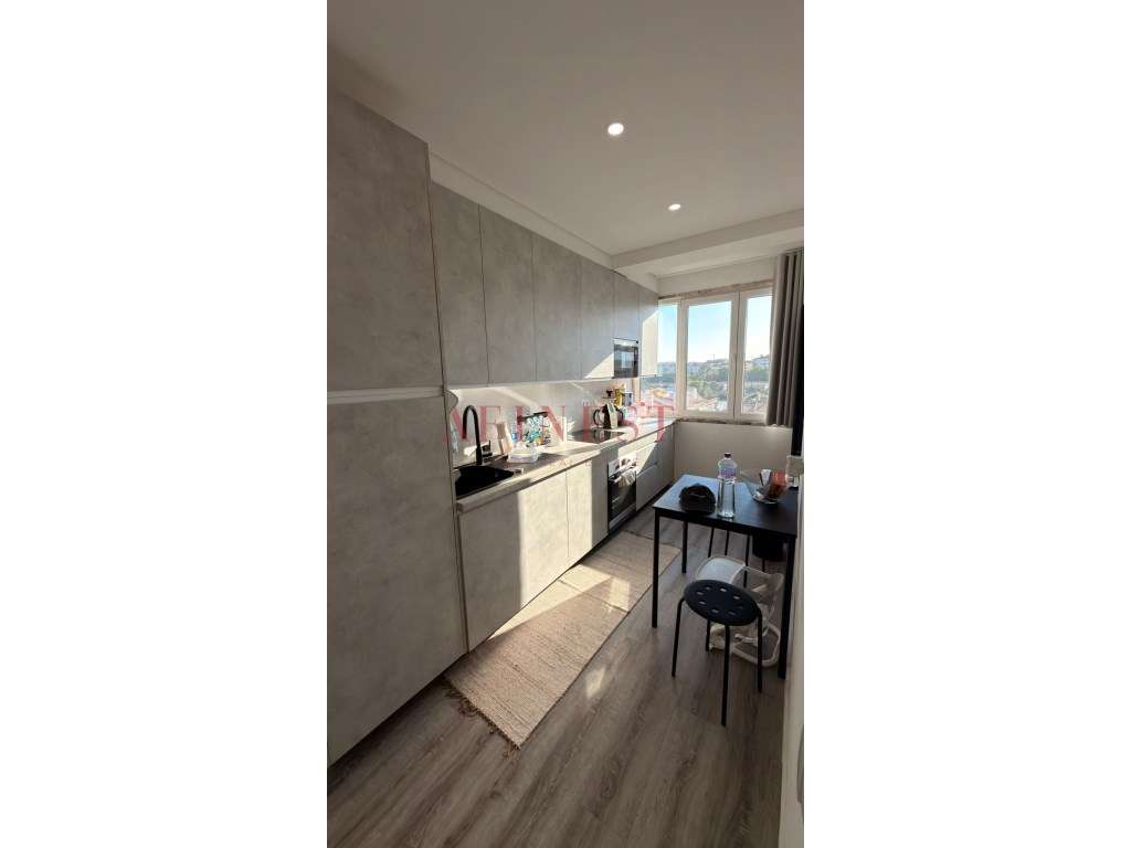 APARTAMENTO T2 TOTALMENTE REMODELADO EM QUELUZ - Grande imagem: 3/35