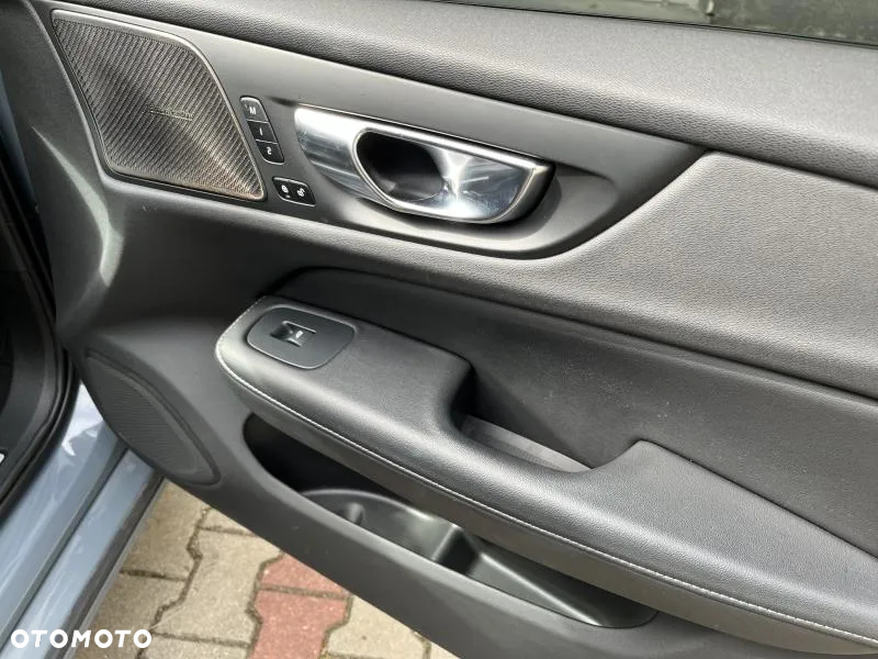 Volvo V60 B4 B R-Design - 11