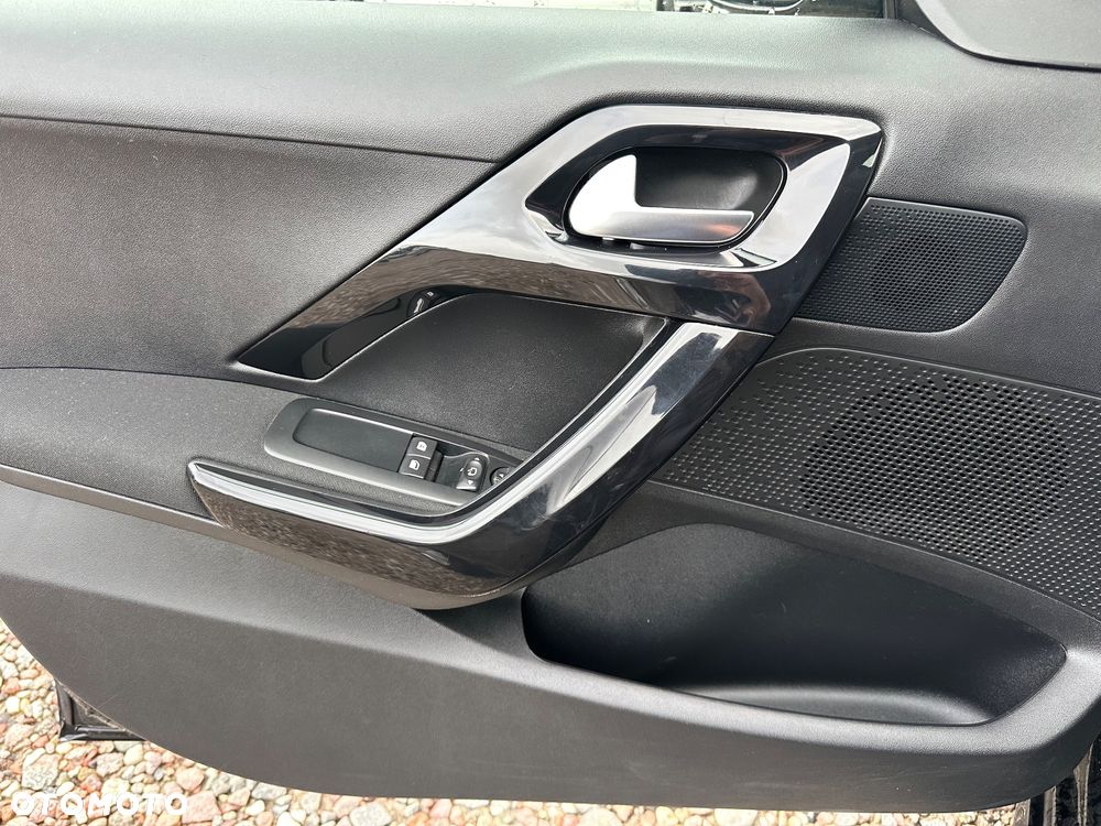 Peugeot 208 1.2 PureTech Style - 12