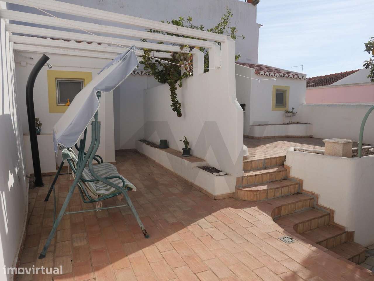 Moradia T4 no centro da vila de Estombar, Lagoa, Algarve - Grande imagem: 4/37