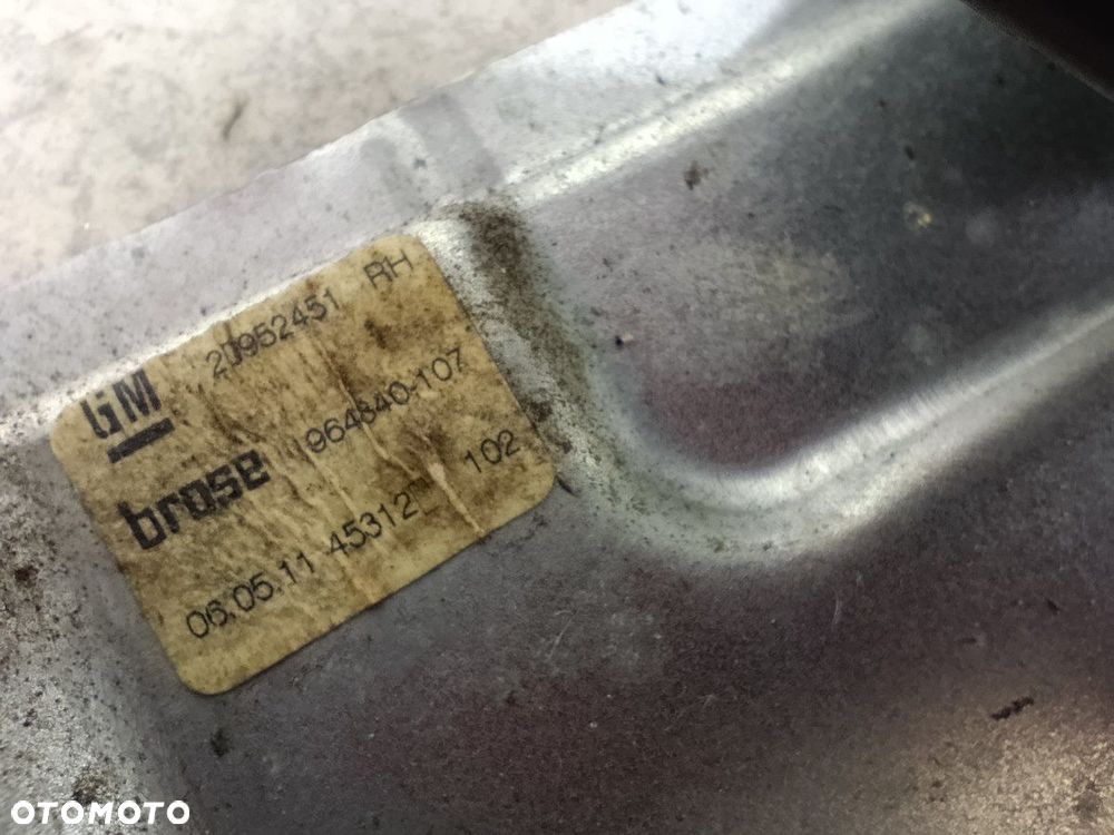 PODNOŚNIK SZYBY PRAWY TYŁ OPEL INSIGNIA A 20952451  964840-107  BROSE  GM - 3