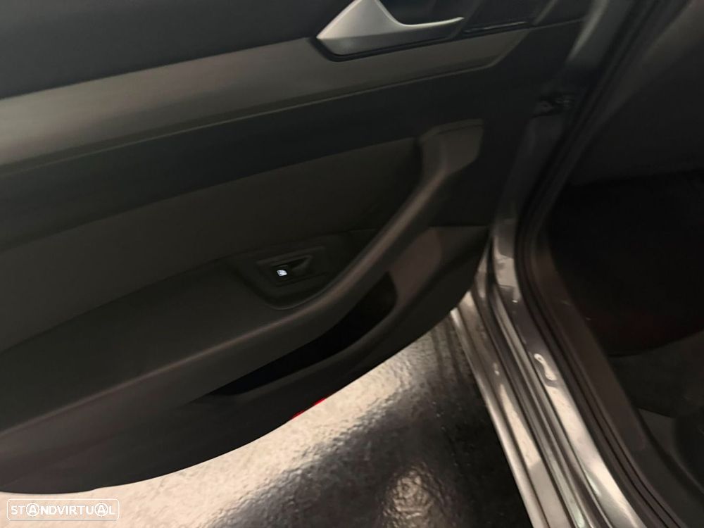 VW Passat Variant 1.6 TDI Highline - 11