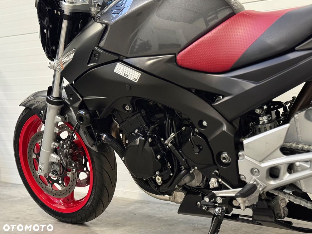 Suzuki GSR - 33