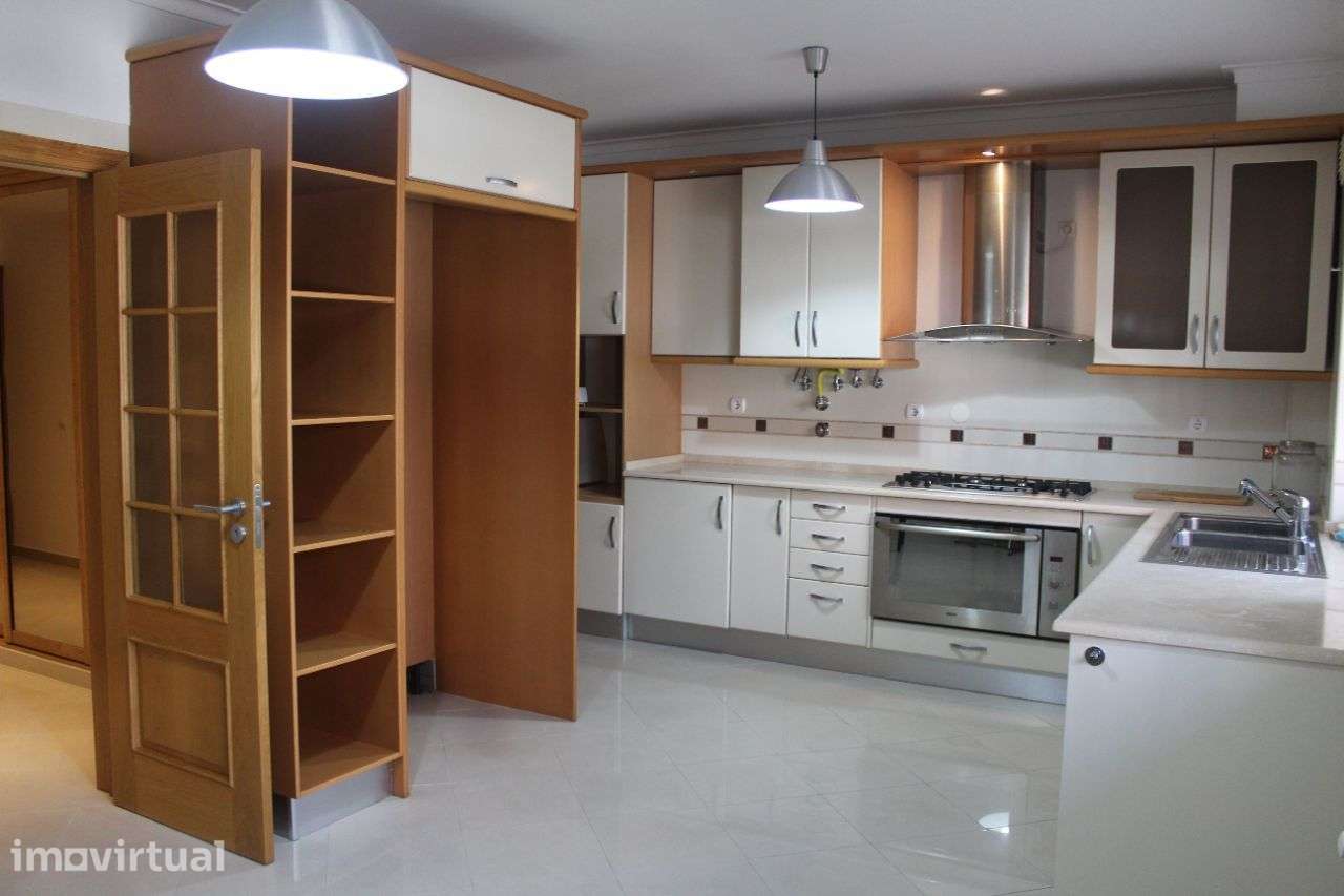 Lisboa Sul Almada centro com Garagem 5 assoalhadas - Grande imagem: 2/12