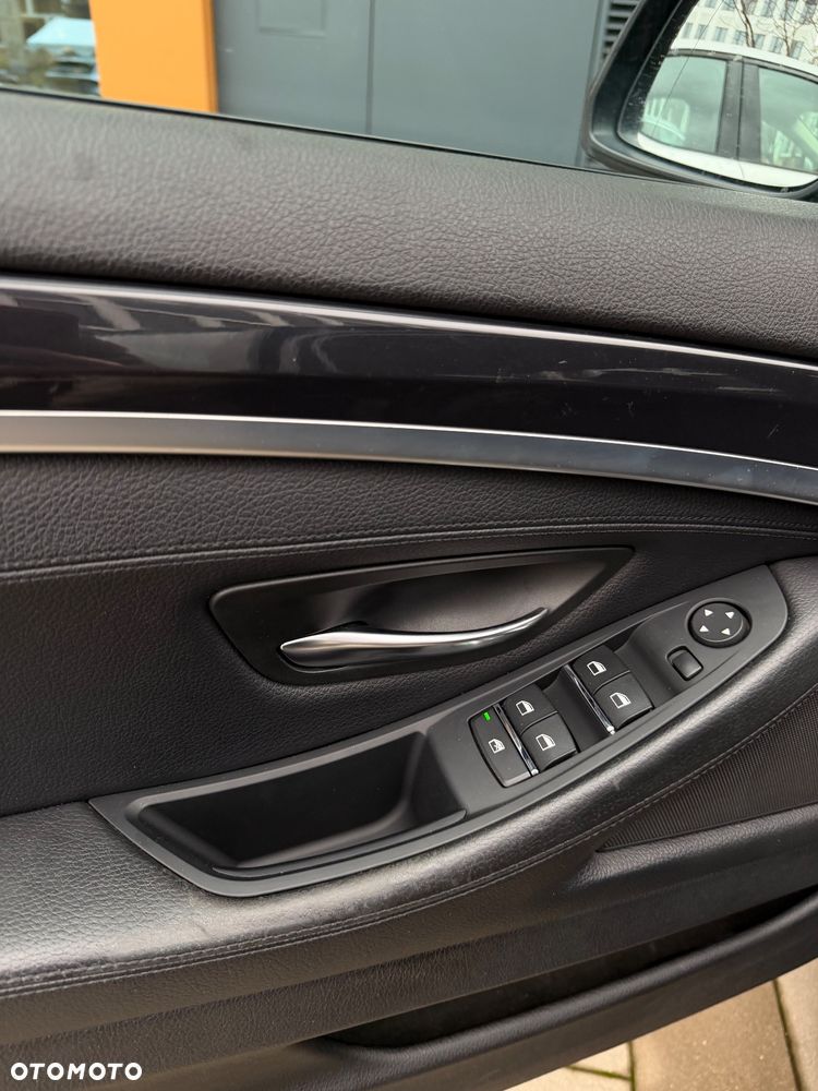 BMW Seria 5 525d xDrive Luxury Line - 7