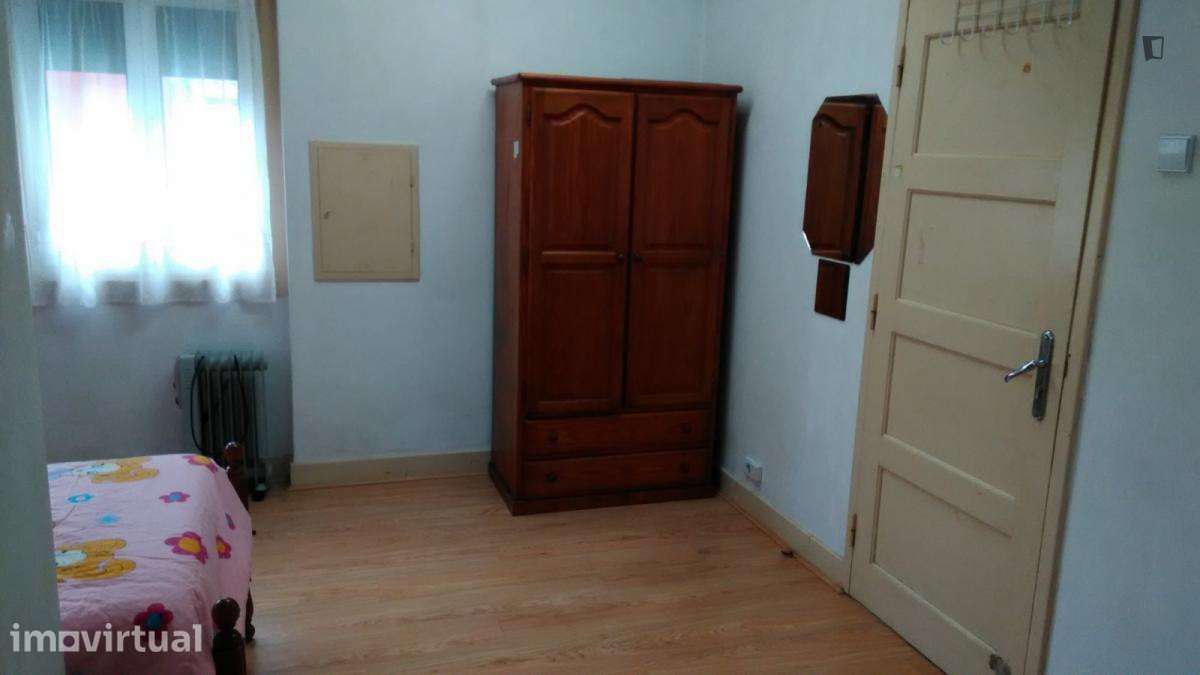 Quarto - localizado em Baixa Coimbra - Grande imagem: 3/21