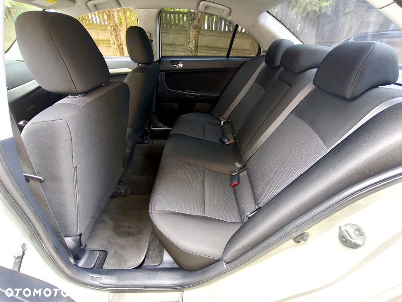 Mitsubishi Lancer 1.8 Invite - 4