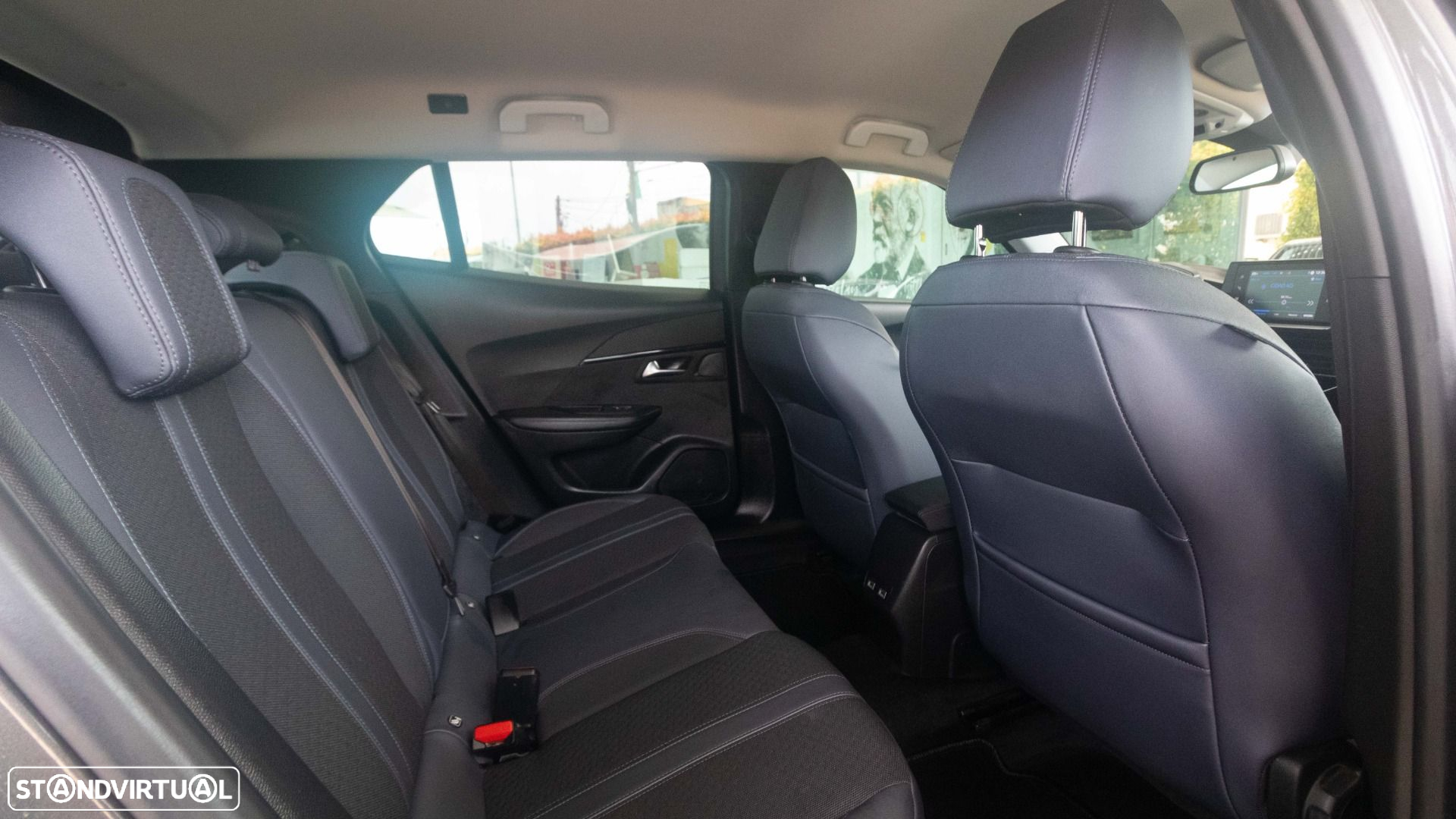 Peugeot 2008 1.2 PureTech Allure EAT8 - 9