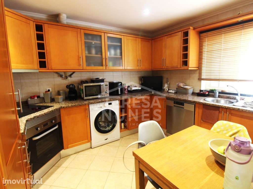 MORADIA EM BANDA V2 + SÓTÃO - QUINTA DO CONDE - Grande imagem: 2/24