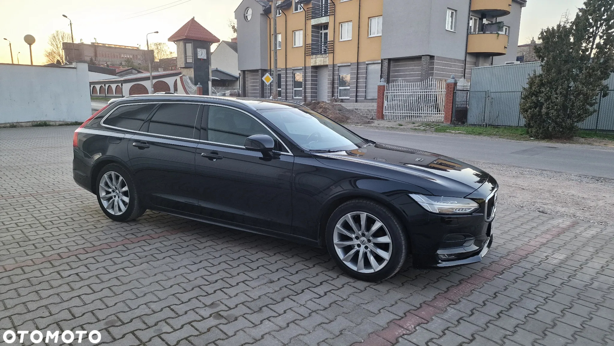 Volvo V90 D4 Momentum - 8