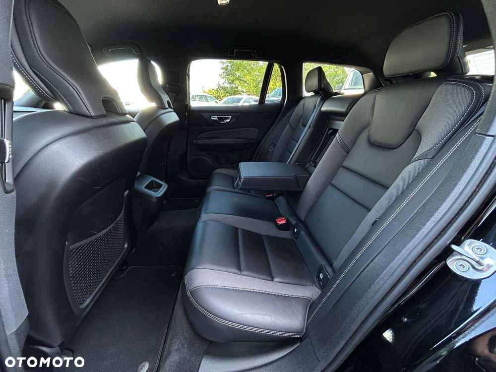 Volvo V60 B3 B Plus Dark - 19