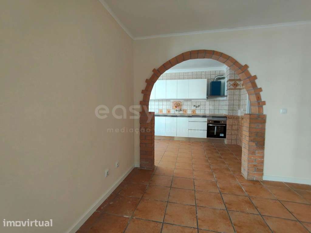 T2 com 95 m², cheio de luz natural e arrecadação na Tapada das Mercês - Grande imagem: 3/17