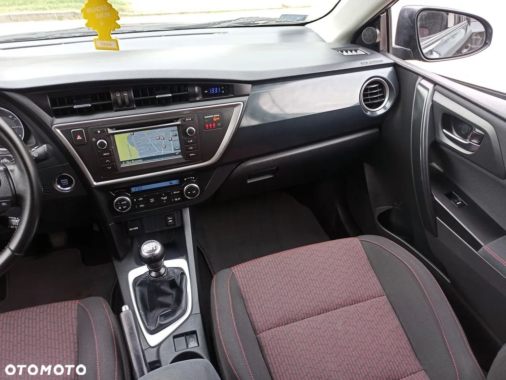 Toyota Auris 2.0 D-4D Touring Sports Executive - 17