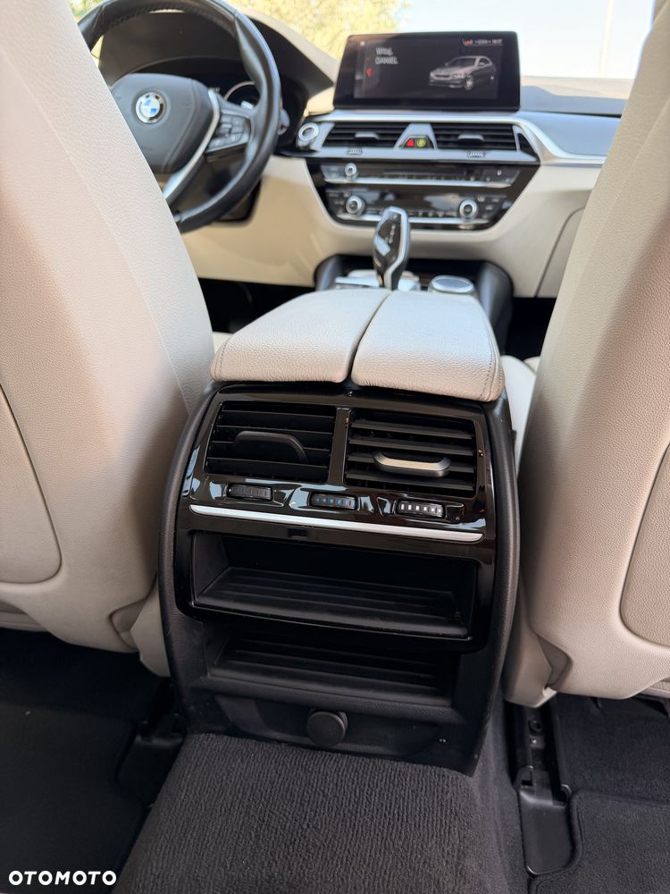 BMW Seria 5 520d xDrive - 14