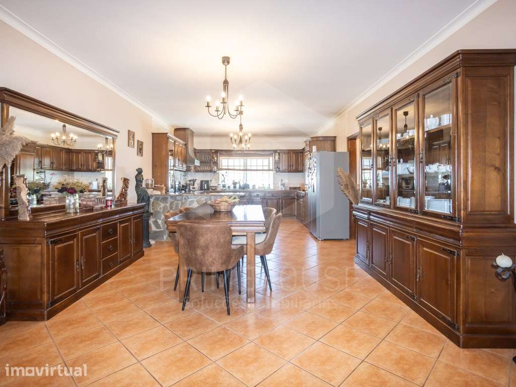 Moradia T4 |300 m² de área útil e garagem em Fernão Ferro - Grande imagem: 3/43