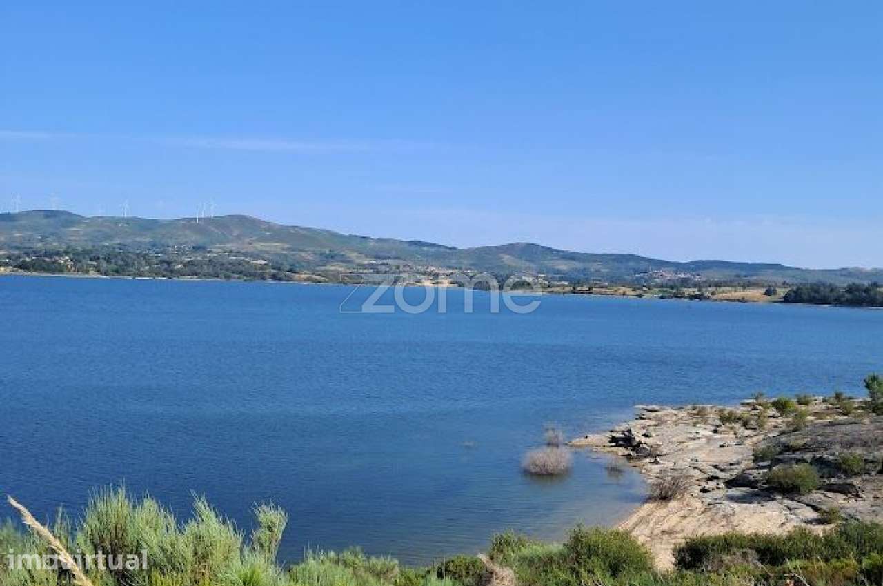 Moradiapara recuperar em Beça, próximo do lago da albufeira de Pisõ... - Grande imagem: 4/15