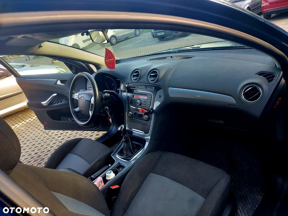 Ford Mondeo 2.0 FF Ghia - 11