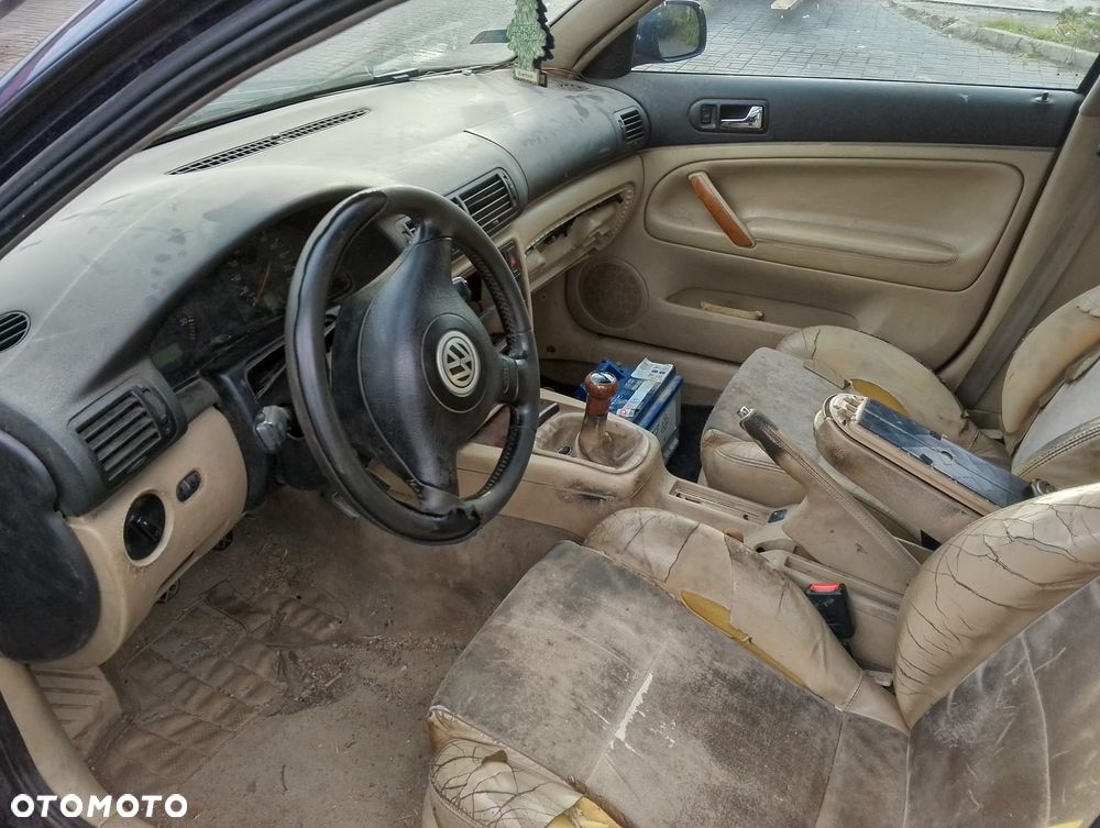 Volkswagen Passat B5 Przed Lift (97-00r.) 1.9 TDI 110KM. Silnik AFN Skrzynia DHF lakier LN5Y.Cały na części. GWARANCJA !!! Przód Tył Zestaw Komplet Drzwi Klapa Zderzak Błotnik Maska Grill Atrapa Szyba Pas Lampa Lusterko Boczki Fotel Kanapa Kokpit Deska Rozdzielcza Przełącznik Włącznik Sterownik Przewody Wiązka Instalacja Moduł Komputer Czujnik Listwa Pompa Alternator Wtryski Głowica Rozrusznik Kompresor Sprzęgło Dwumas Silnik Skrzynia ABS Klimatyzacji Paliwa Wspomagania Kolektor Turbina Przepustnica Zawór Chłodnica Koło Hak Belka Sanki Zawieszenie Mcpherson Półoś Amortyzator Wydech Tłumik Zacisk Most - 10