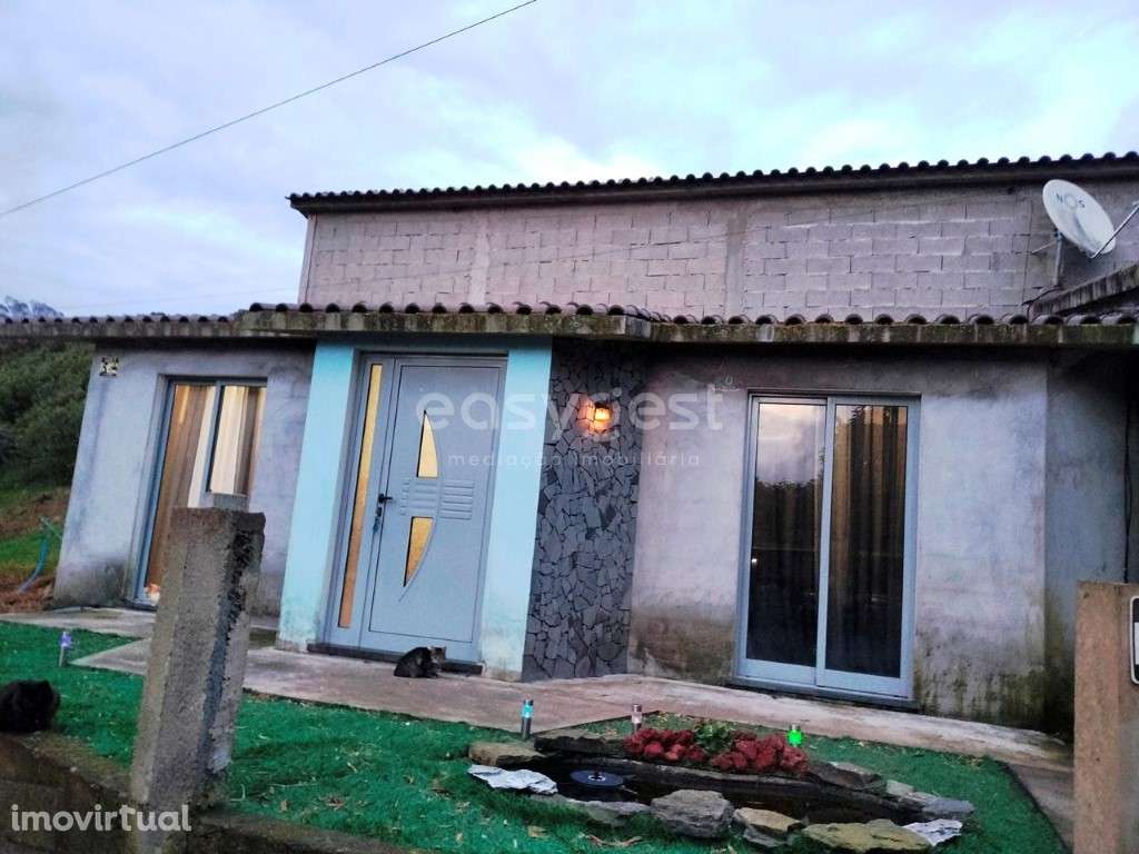 Moradia T3 na freguesia de Santa Cruz, em zona tranquilha. - Grande imagem: 3/28