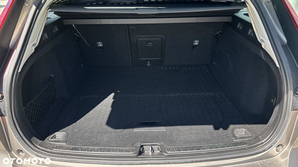 Volvo V60 Cross Country - 33