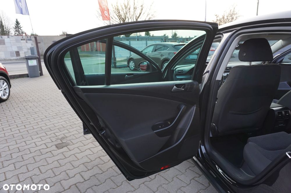 Volkswagen Passat 1.6 Comfortline Family - 23