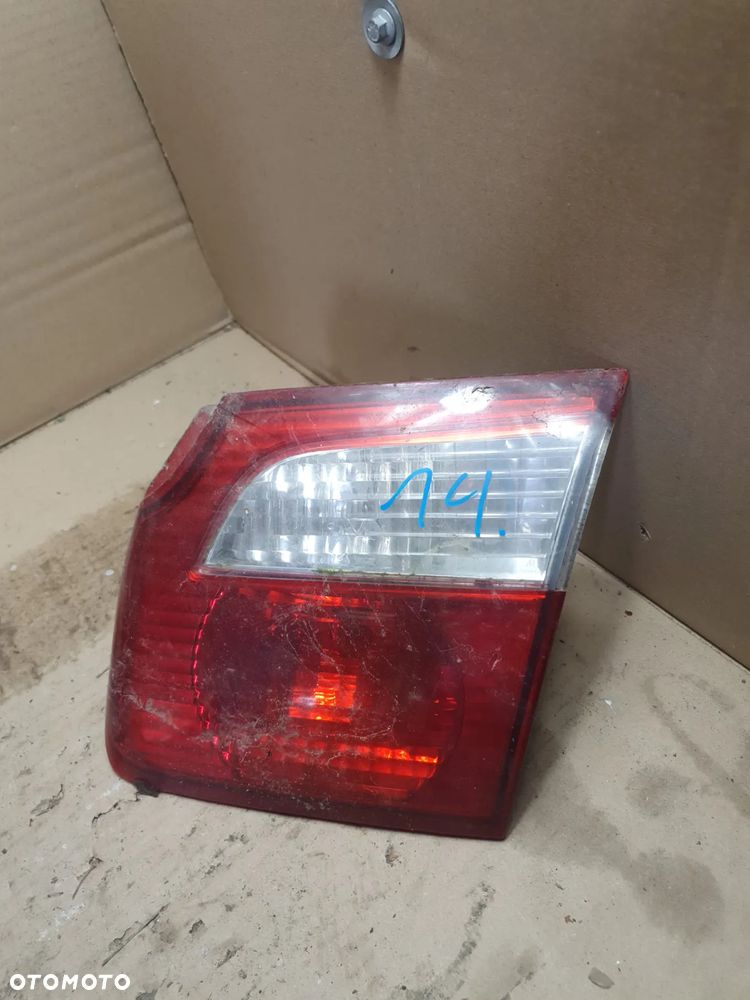 MAZDA 626 V GF LAMPA PRAWA TYŁ W KLAPĘ 132-61922 - 2