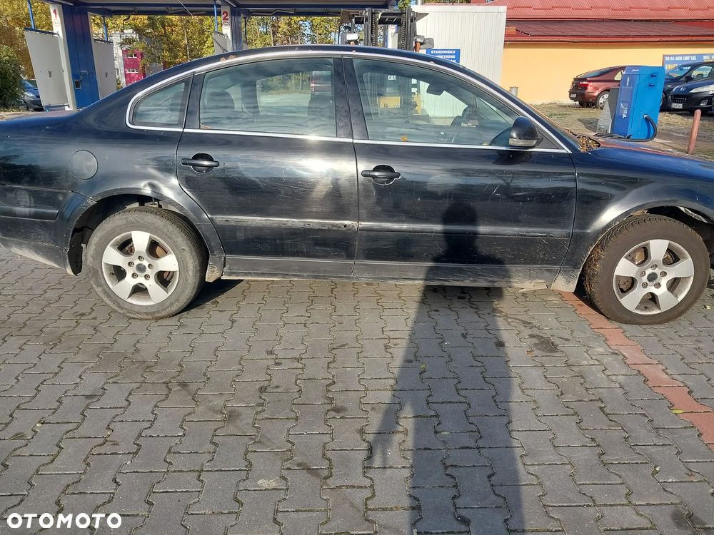Volkswagen Passat B5 Lift FL sedan silnik 1.9 TDI AVB AWX AVF 130 KM turbina pompowtryski EGR alternator pompa sprężarka skrzynia biegów EEN dwumasa sprzęgło lewarek pedał drzwi maska zderzak klapa lusterko błotnik LO41 czarny belka zacisk pompa abs serwo hamulcowa szyba boczek mechanizm panel sterownik kierownica fotel podłokietnik pompka paliwa pływak przewód rura chłodnica intercooler lampa reflektor listwa zamek NA CZĘŚCI WSZYSTKIE CZĘŚCI - 8