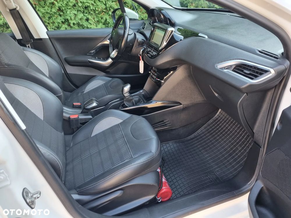 Peugeot 2008 1.2 Pure Tech Allure S&S - 18